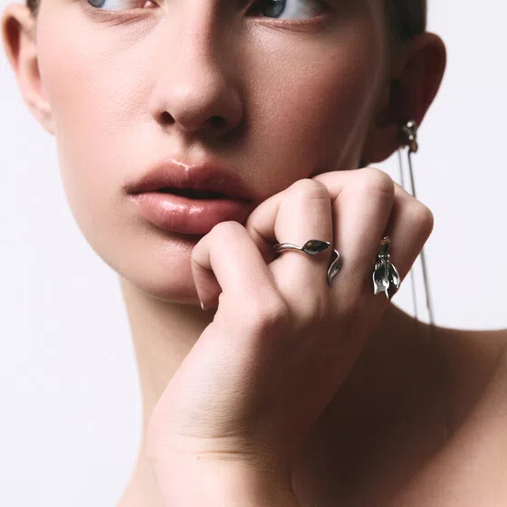 Серебристое кольцо на два пальца «Больше чем любовь» Caviar Jewellery Poison Drop — модель aq7uxd1 — фото 3