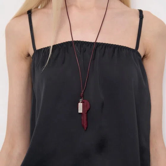 Подвеска «Колье красное Candle waxed key» MM6 Maison Margiela Poison Drop — модель vyw2h76