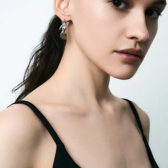 Серебристые серьги MERMAID MM6 Maison Margiela Poison Drop — модель 02zhnz8 — фото 3