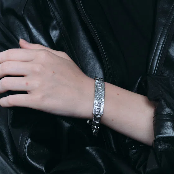 Серебристый мятый браслет-цепь Foil с логотипом MM6 Maison Margiela Poison Drop — модель ig4cd1y — фото 4