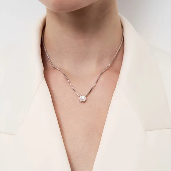 Серебристое колье с подвеской-кристаллом — модель gy7qn28