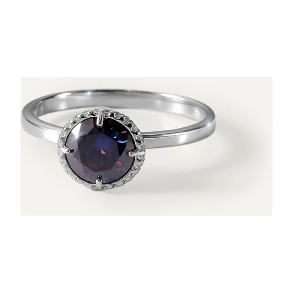 Серебряное кольцо с фиолетовым муассанитом