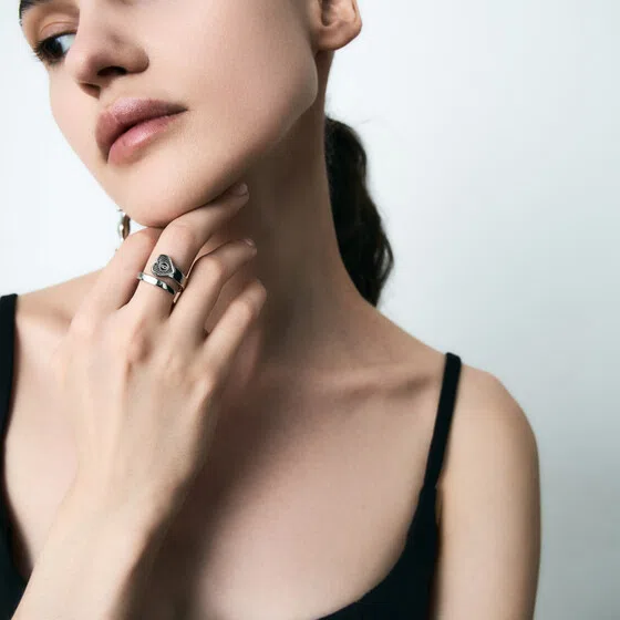Серебристое кольцо с сердцем MM6 Maison Margiela Poison Drop — модель wpdgtiw — фото 3