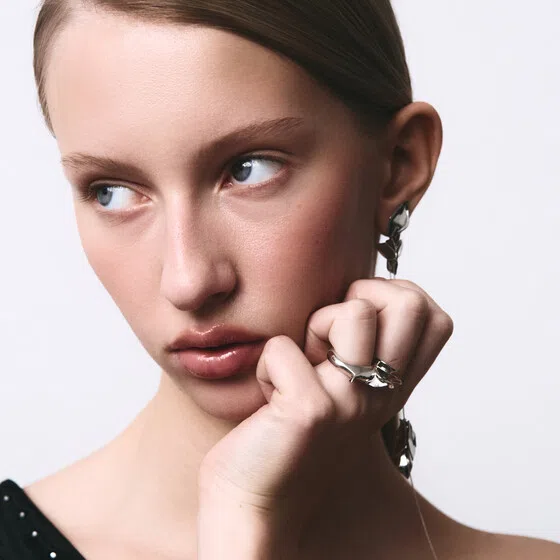 Серебристое кольцо с пламенными листьями «Больше чем любовь» Caviar Jewellery Poison Drop — модель m8ip3d0 — фото 2