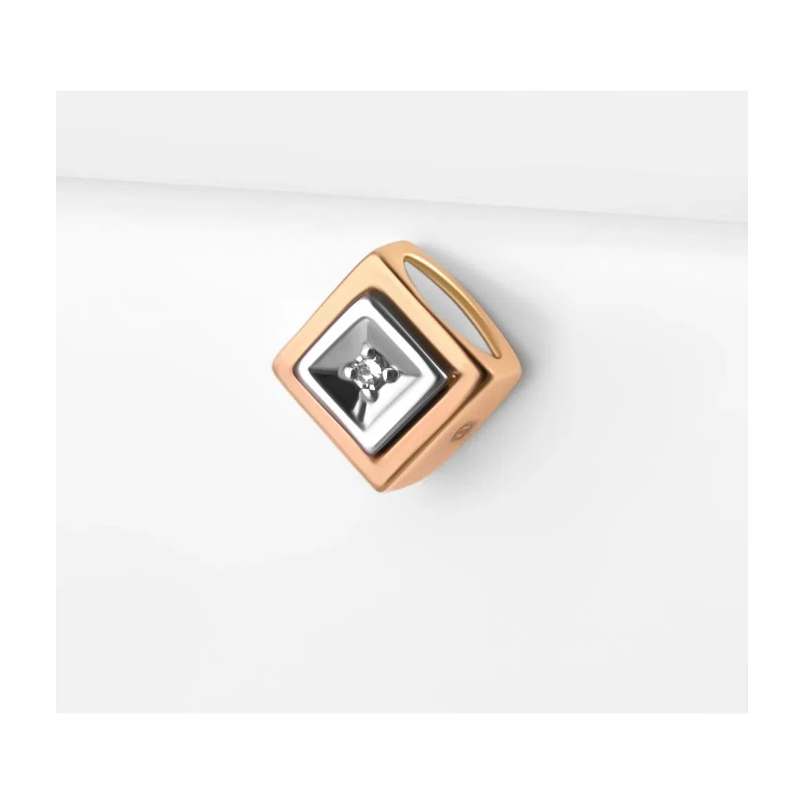 Подвеска из красного золота с бриллиантом
