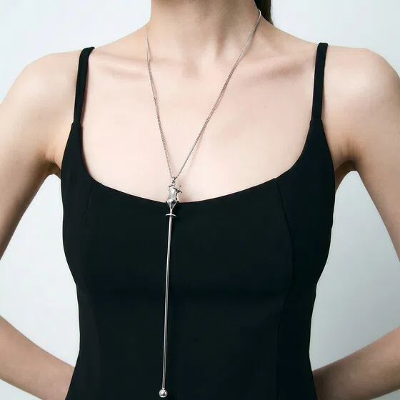Серебристое колье-галстук COCKTAIL MM6 Maison Margiela Poison Drop — модель isgtacy — фото 2