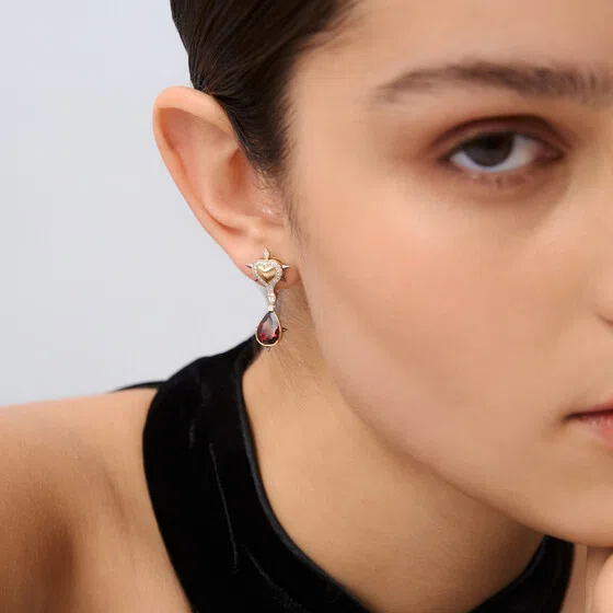 Серьги с сердцами из золота с бриллиантами и гранатами COBRA JEWELRY Poison Drop — модель i415fcq