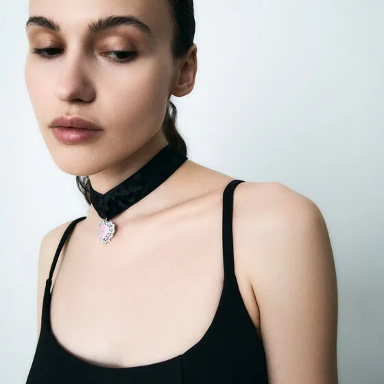 Черный бархатный чокер Amora с розовым сердцем Barhotka Poison Drop — модель k5wutia — фото 2
