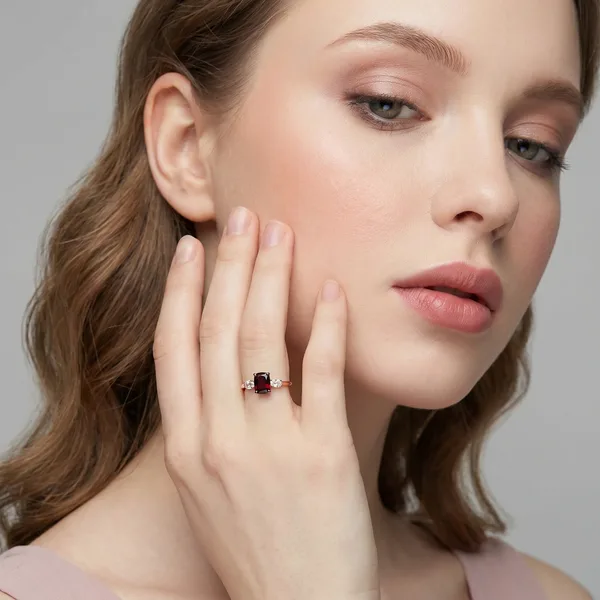Серебряное кольцо с гранатом