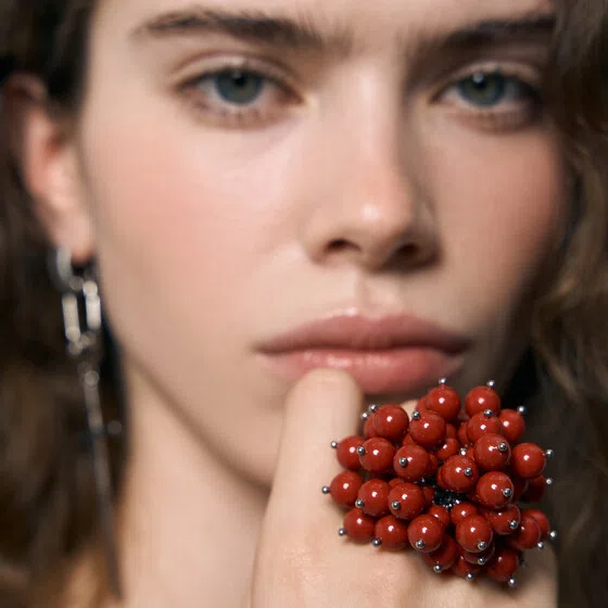 Серебристое кольцо с красным кристальным жемчугом Ellen Conde Poison Drop — модель ggrpsnn — фото 2