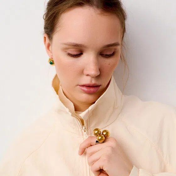 Биколорное кольцо из стали с золотистыми подвесками-шарами Trio Balls Ring TATI YORK Poison Drop — модель hp3sf27 — фото 3