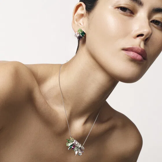 Серебристое колье с подвеской с кристаллами Anton Heunis Poison Drop — модель w7930xp — фото 2