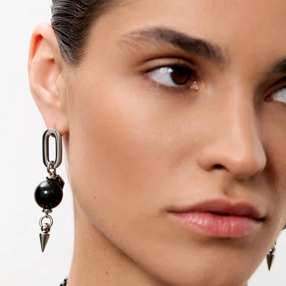 Серьги с черной искусственной жемчужиной Mystic Black Ellen Conde Poison Drop — модель qxvrppc — фото 3
