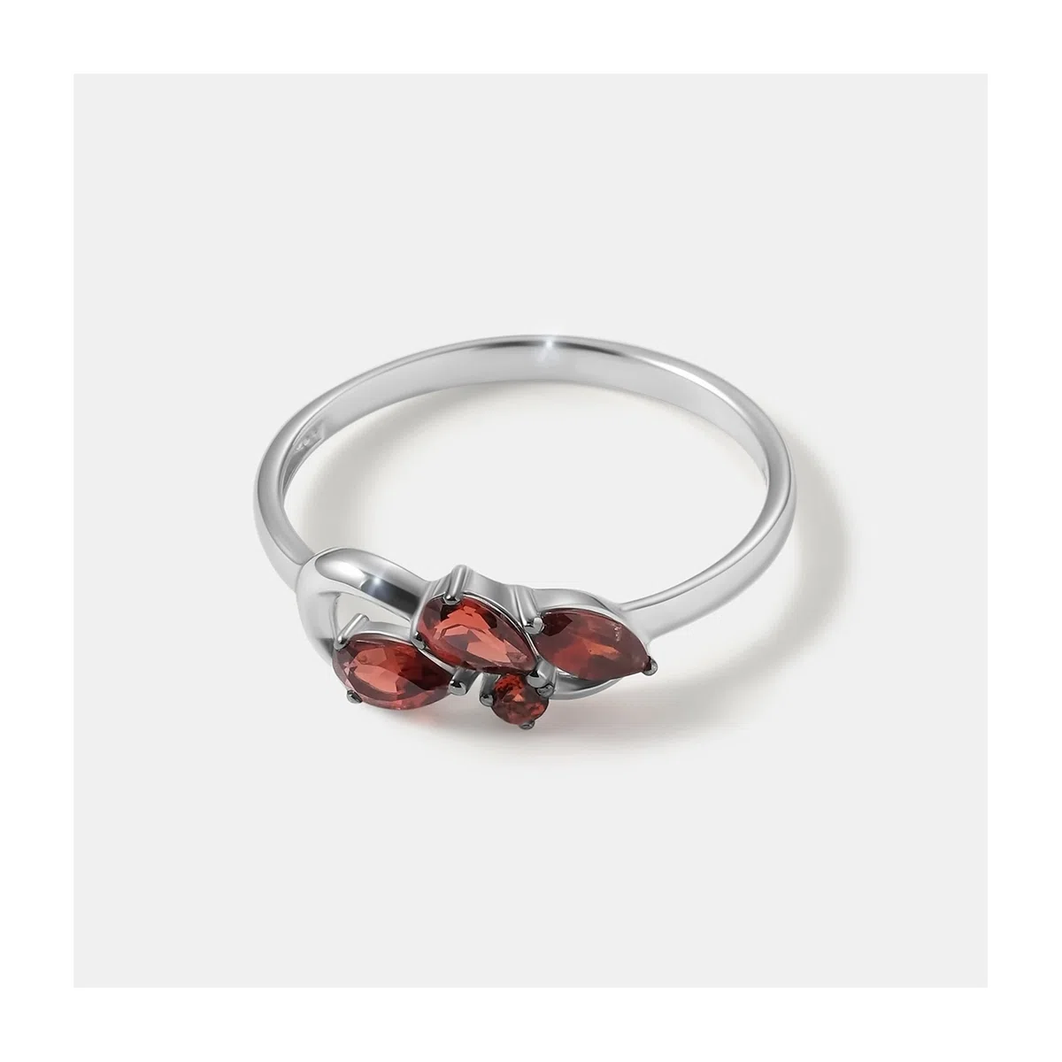 Серебряное кольцо с гранатами UVI, арт. 10322-005817, 1,39 г, 0,75 карата