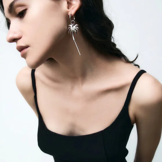 Серебристая моносерьга PALM MM6 Maison Margiela Poison Drop — модель thz1ev3 — фото 2