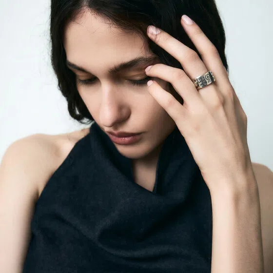 Серебристое кольцо MM6 MM6 Maison Margiela Poison Drop — модель 3ngnmwf — фото 2