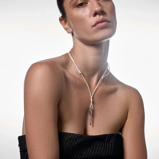 Серебристое колье с подвеской-ключ на шнурке MM6 Maison Margiela Poison Drop — модель iugjtn0 — фото 2