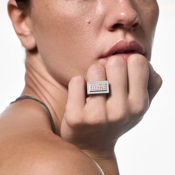 Серебристое кольцо Burattato MM6 Maison Margiela Poison Drop — модель twmz592