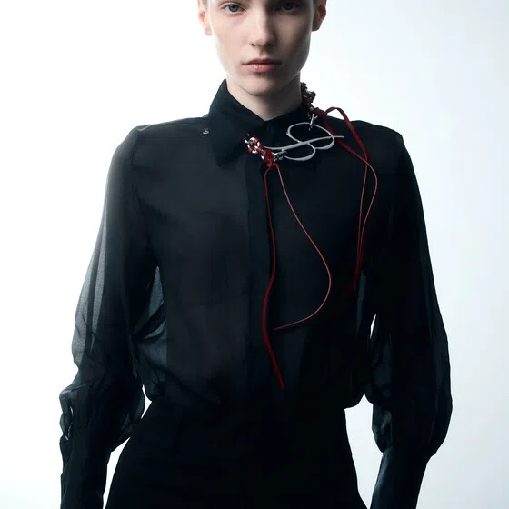 Колье чокер LOGO B с красными кожаными лентами BLUMARINE Poison Drop — модель aa669fb — фото 3