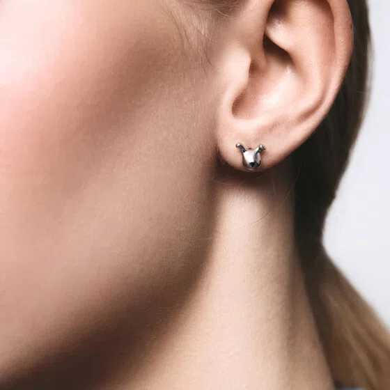 Пусеты из серебра с эмалью коллекция «Животные» — зайка УРА jewelry Poison Drop — модель 4nvj9zd — фото 3