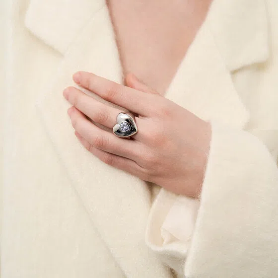 Дутое серебристое кольцо-сердце с кристаллом Herald Percy Poison Drop — модель u0mk3x3 — фото 2