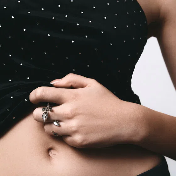 Серебристое кольцо на два пальца «Больше чем любовь» Caviar Jewellery Poison Drop — модель aq7uxd1 — фото 2