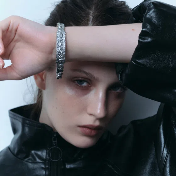Серебристый мятый браслет-цепь Foil с логотипом MM6 Maison Margiela Poison Drop — модель ig4cd1y — фото 6