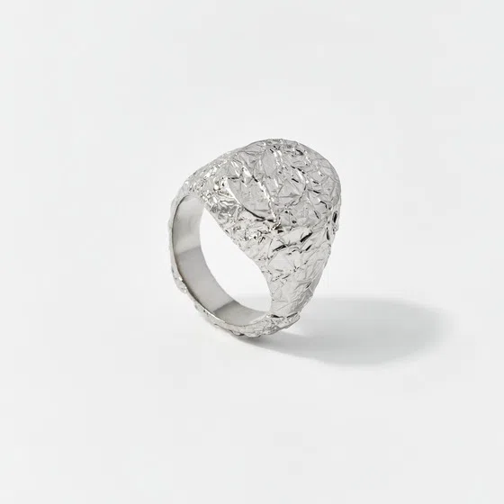 Серебристое мятое кольцо-печатка Foil MM6 Maison Margiela Poison Drop — модель cq2gtmm — фото 2