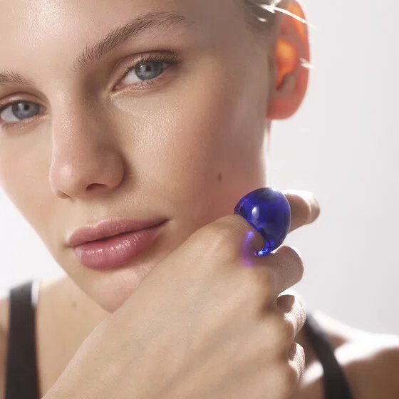 Синее кольцо-кабошон из хрусталя Lalique Poison Drop — модель t2iq40j — фото 2