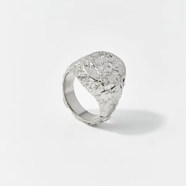 Серебристое мятое кольцо-печатка Foil — модель cq2gtmm